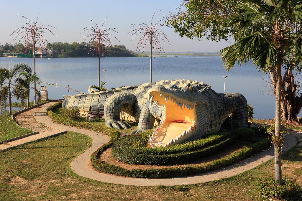A large statue of Phaya Chalawan.